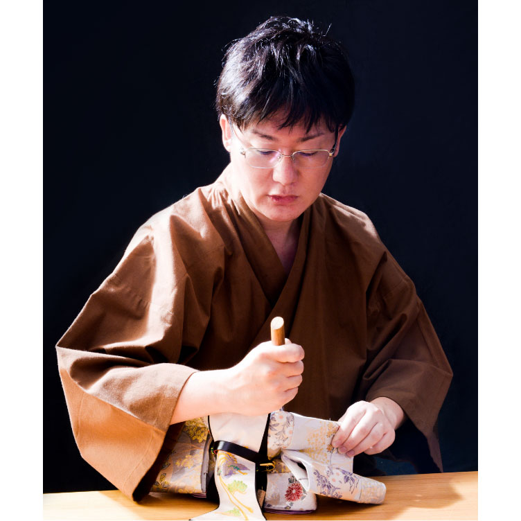 ことのはひな人形を支える人形師