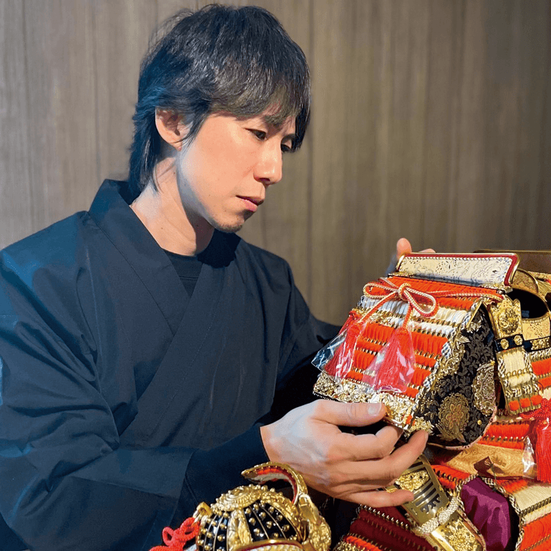 ことのはひな人形を若手甲冑師