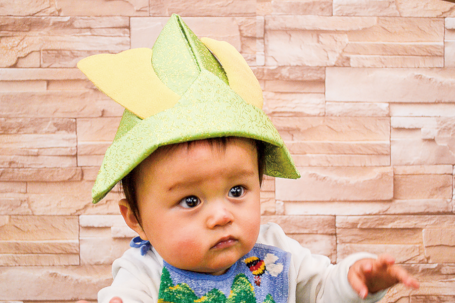 折り紙兜(金襴)をかぶったイメージ